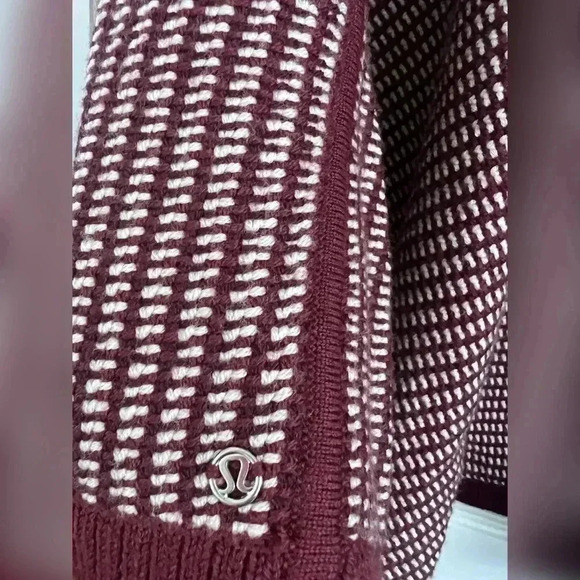 Lululemon On The Go Scarf Poncho
Merino Wool Bordeaux Drama OS - Picture 6 of 7